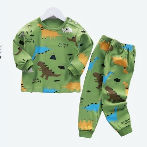 Pyjama dinosaure vert avec un fond gris