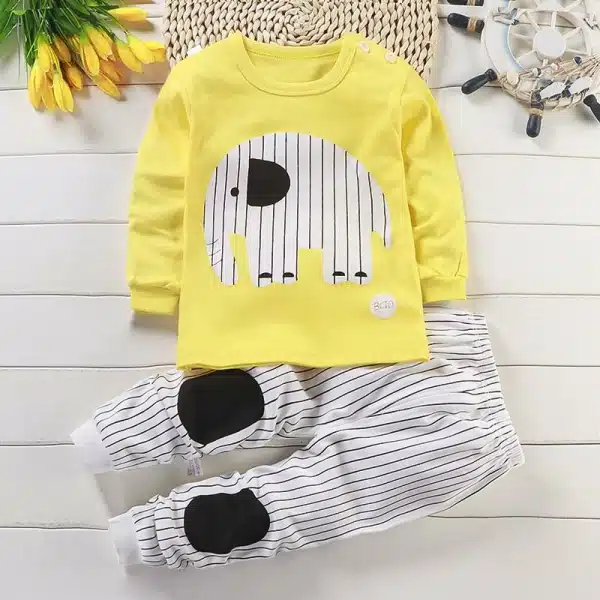 Pyjama rayé avec éléphant à rayures et un fond en bois avec des fleurs