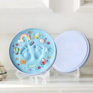 Kit d'empreintes pour bébé bleu surposé dans une table