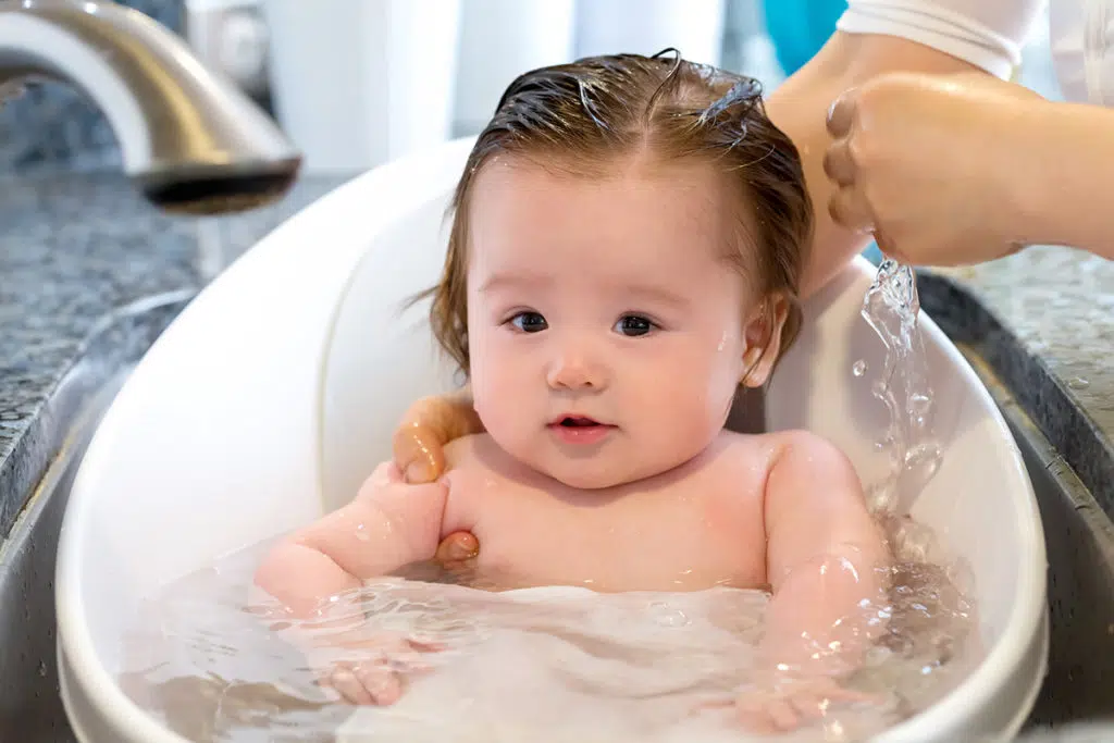 Bébé très tonique prend un bain chaud