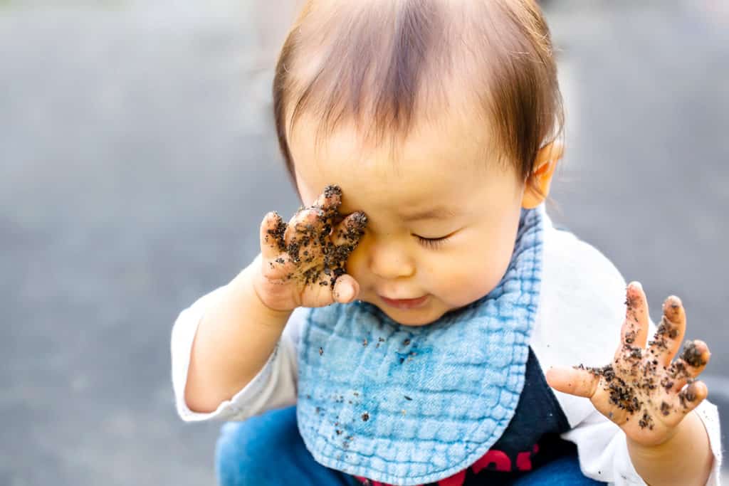Bebe très tonique en train de jouer