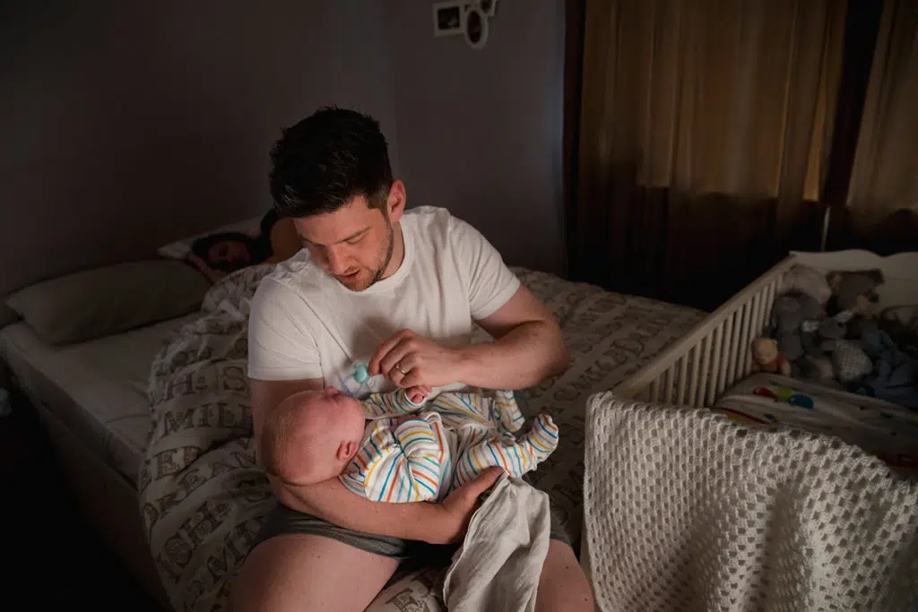 Papa allaite son bébé avant de dormir