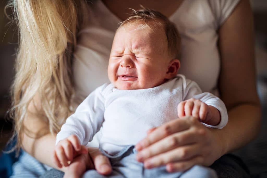 Comment calmer un bébé qui pleure le soir
