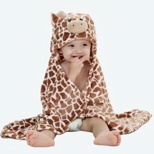 Cape de bain petit girafeau avec un bébé qui porte la cape avec un fond une salle de bain