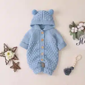 Combinaison tricotée capuche oreilles d’ours bleu avec un fond beige et des étoiles