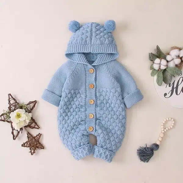 Combinaison tricotée capuche oreilles d’ours bleu avec un fond beige et des étoiles