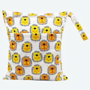 Sac imperméable pour couches lavables à motif lion avec un fond blanc