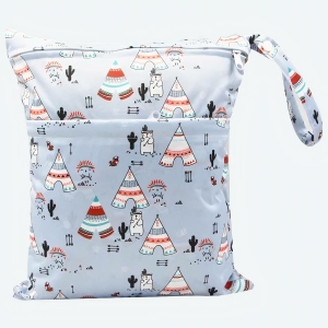 Sac imperméable pour couches à plusieurs motifs différents et un fond blanc