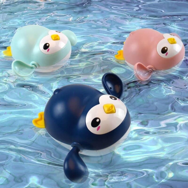 Jouet de bain pingouin pour bébé dans l'eau