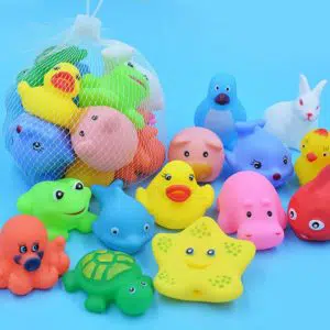 Lot de 10 jouets de bains en forme d'animal pour bébé à plusieurs coloris différents avec un fond bleu