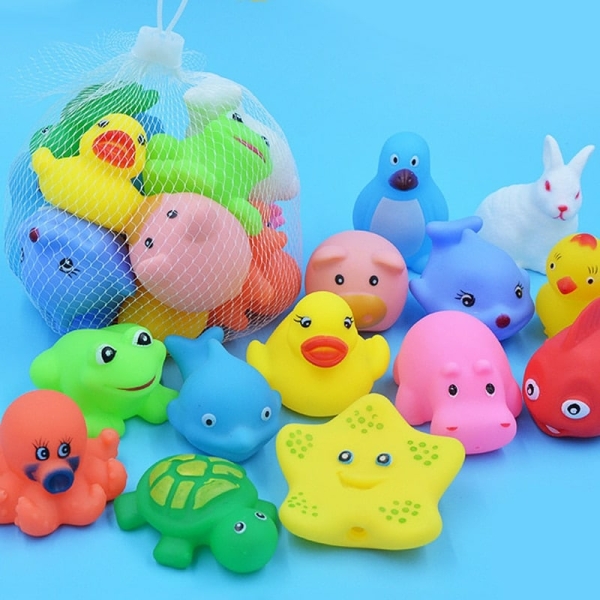 Lot de 10 jouets de bains en forme d'animal pour bébé à plusieurs coloris différents avec un fond bleu