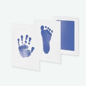 Kit d'empreintes à encre pour bébé avec un bébé.