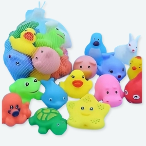 Lot de 10 jouets de bains en forme d'animal pour bébé à plusieurs coloris différents avec un fond.