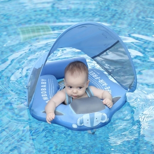 Bébé dans une piscine sur une boué avec une ombrelle