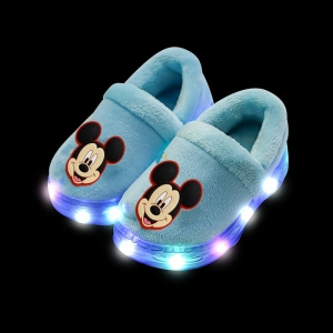 Chaussures lumineuses à motif Mickey et Minnie bleu avec un fond noir