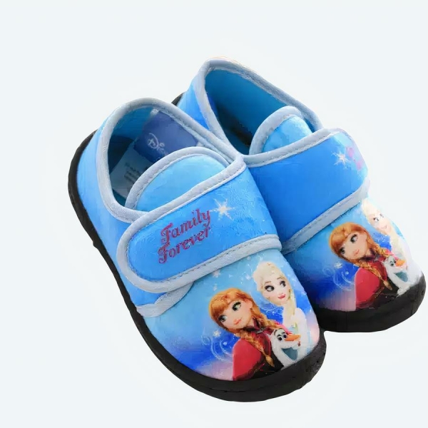 Chaussures Anna et Elsa La Reine des neiges pour bébé poser dans un lit blanc de bébé