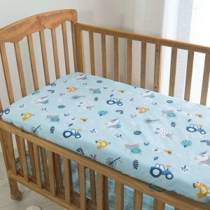 Drap-housse de lit en coton motif voiture dans un lit en bois de bébé