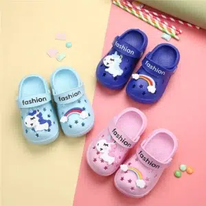 Sandales souples à trous motif licorne à plusieurs coloris différents, un bleu foncé, un bleu clair et un rose