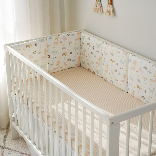 Tour de lit anti-choc motif animal pour bébé dans une chambre de bébé