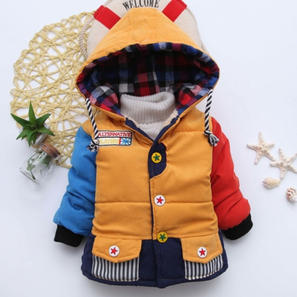 Manteau épais en peluche pour bébé à plusieurs coloris avec un fond blanc et une plante