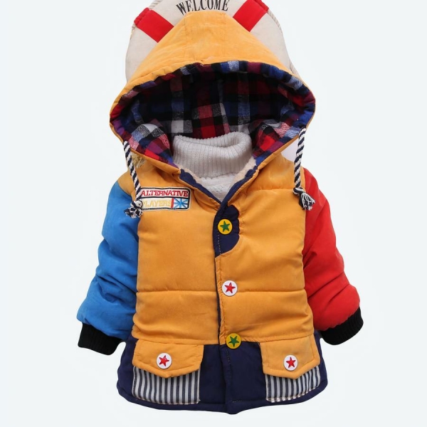 Manteau épais en peluche pour bébé à plusieurs coloris avec un fond blanc et une plante