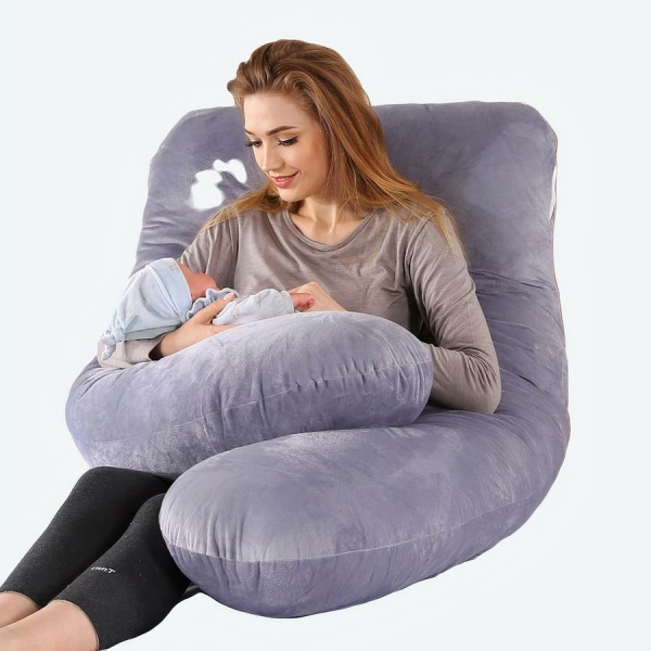 Coussin d'allaitement polaire doux gris avec une maman et son bébé dans le lit avec le coussin