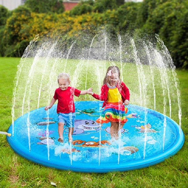 Tapis de jeu pulvérisateur d'eau gonflable pour enfant avec deux enfants qui joue dans l'eau