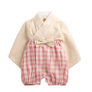 Kimono pour bébé avec bas rose à carreaux et haut beige et petit nœud à la taille