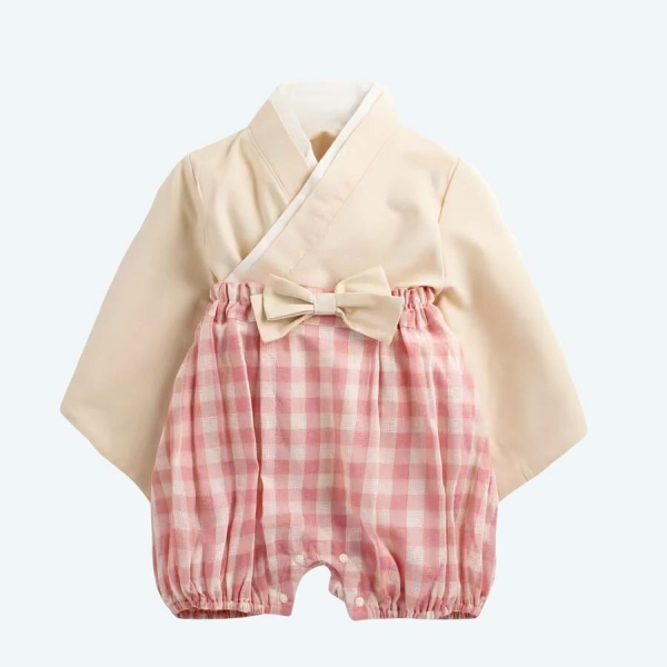 Kimono pour bébé avec bas rose à carreaux et haut beige et petit nœud à la taille