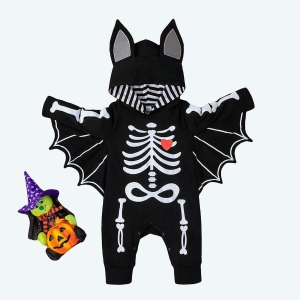 Déguisement halloween bebe chauve souris noir avec un fond en bois avec une petite sorcière