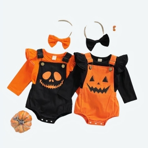 Déguisement halloween bébé fille motif citrouille orange et noir avec un fond gris et des petites citrouilles sur le côté