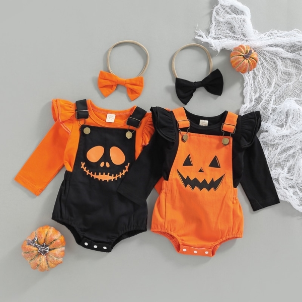 Déguisement halloween bébé fille motif citrouille orange et noir avec un fond gris et des petites citrouilles sur le côté