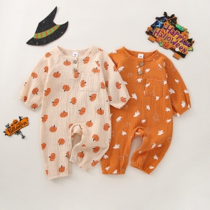 Deux pyjamas halloween bébé un orange et un beige à motifs citrouilles