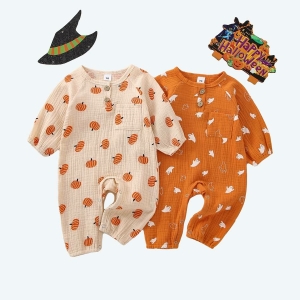 Deux pyjamas halloween bébé un orange et un beige à motifs citrouilles