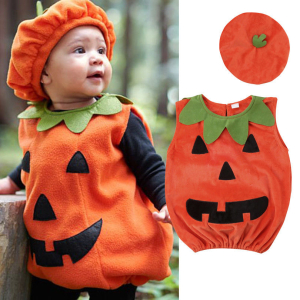 Déguisement halloween bebe en forme de citrouille avec un bébé qui porte le déguisement