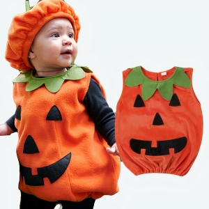 Déguisement halloween bebe en forme de citrouille avec un bébé qui porte le déguisement