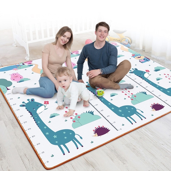 Tapis de motricité pour bébé avec des girafes bleues sur lequel se trouve une famille avec un bébé en train de jouer