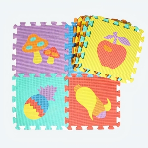 Tapis de motricité multicolore avec des fruits dont quelques pièces sont empilées