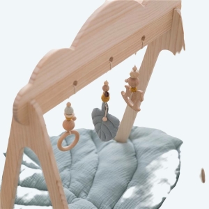 Mobile de jeu de bébé installé sur un tapis molletonné bleu