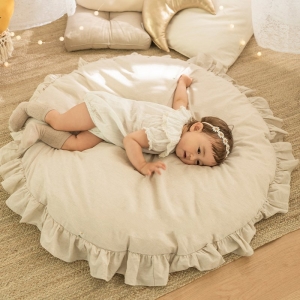 Enfant allongé sur un tapis épais blanc