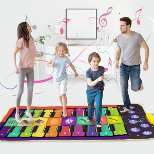 Famille qui joue ensemble sur un tapis musical