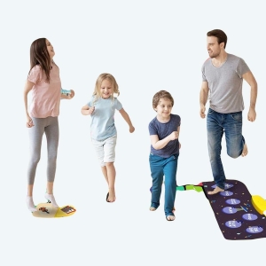 Famille qui joue ensemble sur un tapis musical