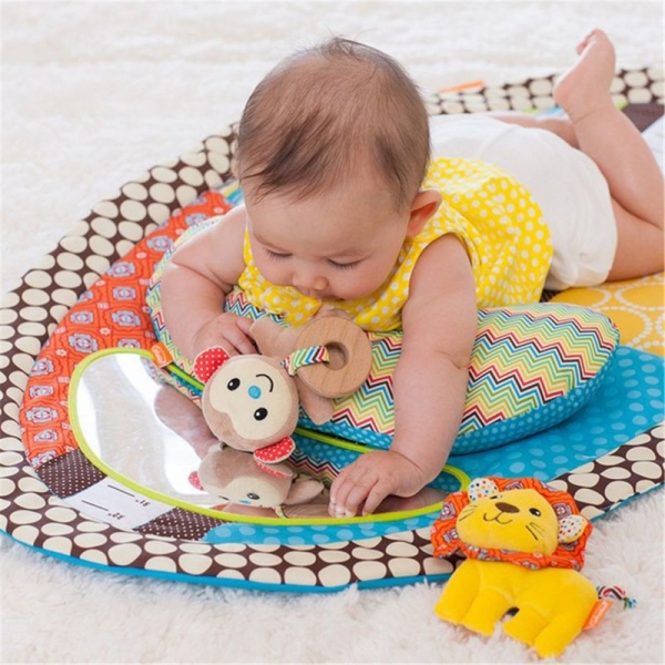 Bébé qui joue sur un tapis d'éveil sensoriel à plat ventre