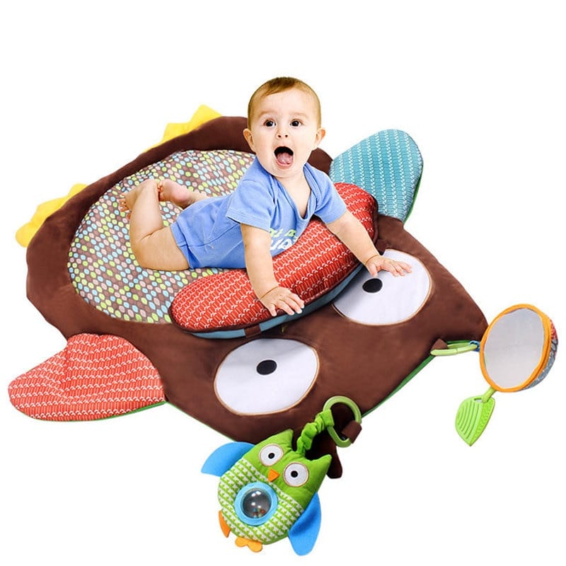 Bébé qui joue sur un tapis d'éveil en forme de chouette