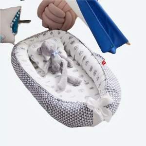 Réducteur de lit pour enfant avec motifs de couronne de reine et de roi avec une peluche de lapin posé de dedans