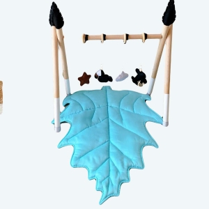 Tapis de sol en coton en forme de belle et grande feuille pour bébé bleu avec un fond une chambre