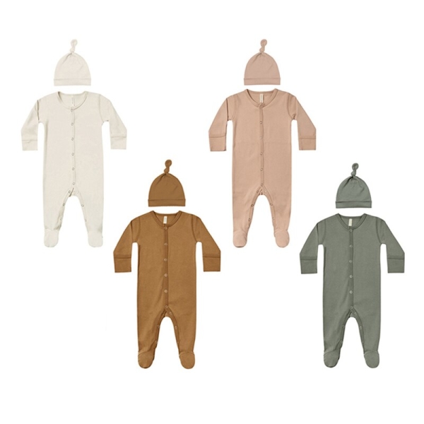 quatre barboteuses avec leur bonnet assorti exposées à plat en quinconces , elles sont simples et de couleur unie : beige, marron, rose, vert