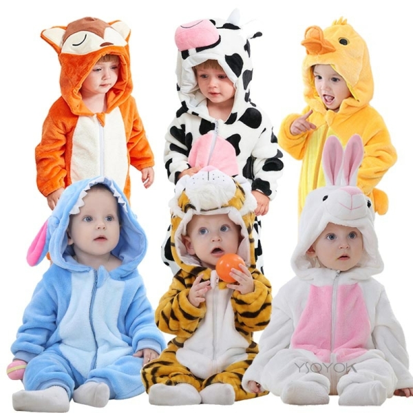 Plusieurs bébés qui portent la combinaison pyjama d'animaux pour bébé avec plusieurs coloris et un fond blanc