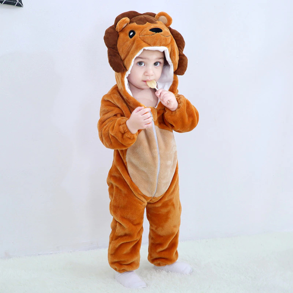 Combinaison pyjama doux à motifs d'animaux pour bébé avec un bébé qui porte le pyjama