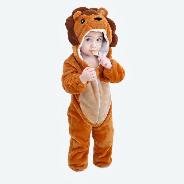 Combinaison pyjama doux à motifs d'animaux pour bébé avec un bébé qui porte le pyjama